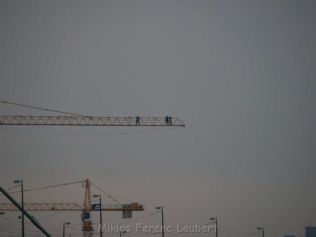 Lebensmueder auf Kran Koeln Rheinauhafen P002.JPG